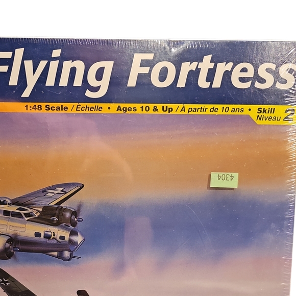 New Sealed-Revell B-17 Flying Fortress Model kit - Picture 2 of 8